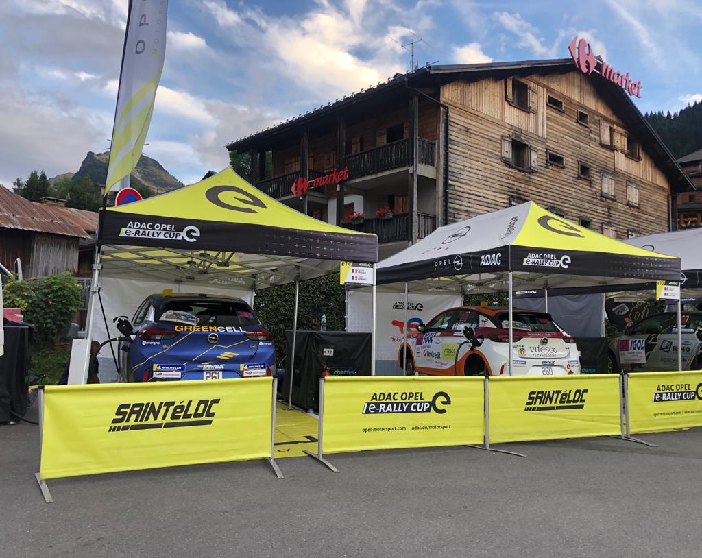 Les deux Opel Corsa-e - Saintéloc Racing au parc d'assistance de Morzine